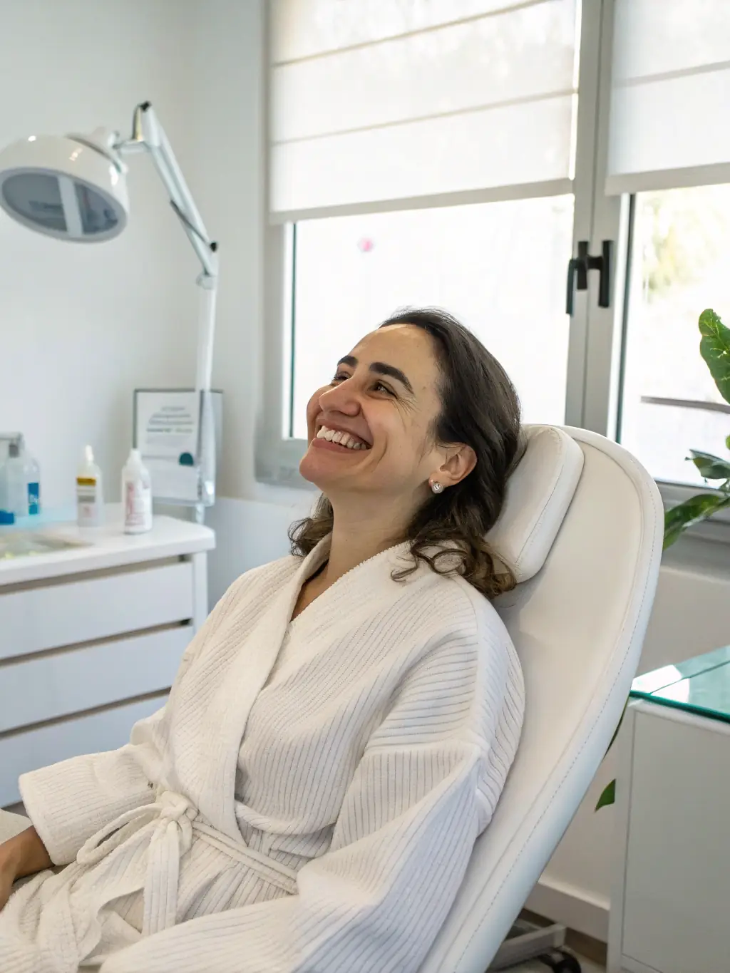 A client smiling confidently after receiving a cosmetic treatment at Sayuli Cosmetics AB, showcasing the positive impact of our services.